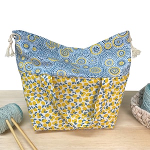 Könnte beinhalten: Ein Set aus drei Keramikbechern mit gesprenkelter, matter Oberfläche. Jeder Becher hat eine andere Farbe: hellblau, cremefarben und grau. Die Becher haben ein schlichtes, modernes Design mit runder Form und bequemem Griff.