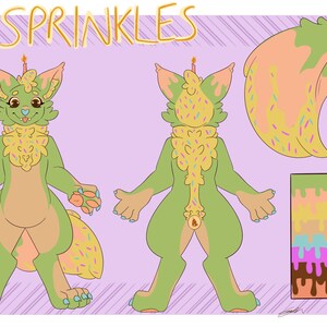 Peut inclure: Un personnage de dessin animé vert et beige avec une bougie d'anniversaire sur la tête. Le personnage est recouvert de pépites colorées et a une langue rose qui sort. Le personnage est présenté dans trois poses différentes : de face, de dos et de profil. La queue du personnage est en forme de gâteau avec des pépites.