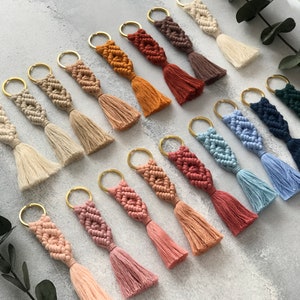 Portachiavi con nappe in stile boho, bomboniere all&#39;ingrosso con portachiavi in macramè, accessori in macramè, ciondolo per borsa in macramè, regali per bambini sotto i 5 anni, accessori boho, bomboniere per battesimo