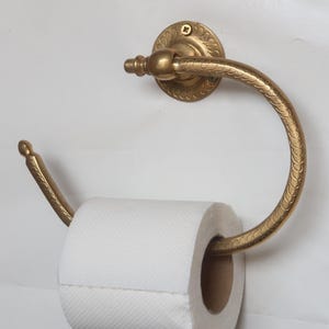 Portasciugamani in ottone massiccio non laccato, gancio a parete con sviluppo di patina senza tempo