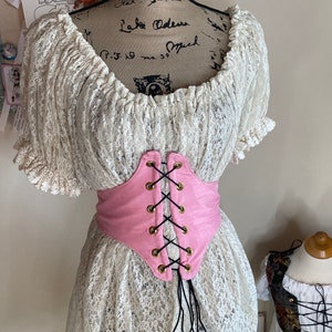 Korte babydoll-jurk met kant