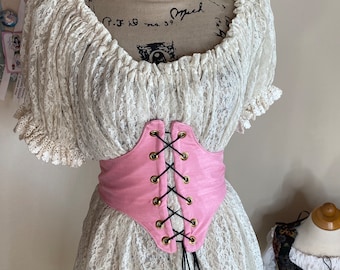 Vestido corto de encaje estilo babydoll