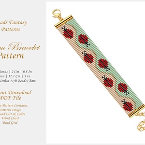 Könnte beinhalten: Ein Webband-Armband-Muster mit einem Perlenmuster aus Marienkäfern auf einem hellgrünen und cremefarbenen Hintergrund. Das Muster enthält eine Perlenliste, ein Wortdiagramm und ein Perlenraster. Das Armband ist 12,7 cm lang und 2 cm breit.