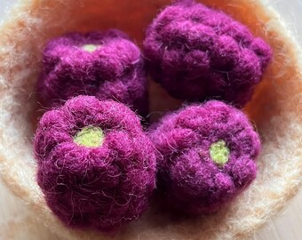Taart van vilt met kaars en bijtjes – een zoete decoratie – een uniek stuk – decoratief en duurzaam, een zeldzaam en waardevol item.