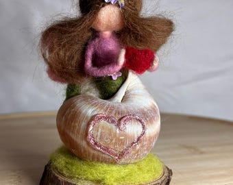Nadelgefilzte Schneckenfee – kleine Fee mit Herz – nadelgefilzt handgefertigt Waldorf Unikat seltenes Pfundstück Frühling Geschenkidee