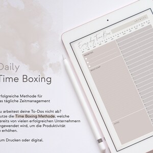 Könnte beinhalten: Ein digitaler Planer auf einem Tablet mit einem weißen Stift. Der Planer trägt den Titel "Every day Time Box" und verfügt über einen Kalender, einen Bereich für Prioritäten, einen Brainstorming-Bereich und Notizen. Der Text auf der Seite lautet: "Tägliches Time Boxing, Erfolgreiche Methode für das tägliche Zeitmanagement, Du schaffst deine To-Dos nicht? Nutze die Time Boxing Methode, die bereits von vielen erfolgreichen Unternehmern eingesetzt wird, um die Produktivität zu steigern. Zum Ausdrucken oder digital."