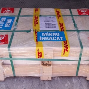 K&ouml;nnte beinhalten: Ein Holzkasten mit gelbem und schwarzem DHL-Klebeband, einem blauen Etikett mit der Aufschrift "Mikro Ihracat" und einem roten Etikett mit der Aufschrift "Dikkat Kırılabilir Fragile".