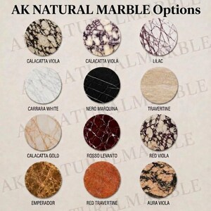 Puede incluir: Una muestra de doce c&iacute;rculos de m&aacute;rmol etiquetados como AK NATURAL MARBLE Options. Las variedades incluyen Calacatta Viola, Lilac, Carrara White, Nero Marquina, Travertine, Calacatta Gold, Rosso Levanto, Red Viola, Emperador, Red Travertine y Aura Viola.