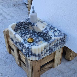 Umywalka z marmuru Calacatta Viola: ścienna toaletka