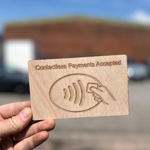 Letrero de madera para tarjeta sin contacto - Aceptamos tarjetas sin contacto - Letrero de punto de venta de madera grabado con láser - Cafetería, tienda, negocio móvil - Totalmente personalizable