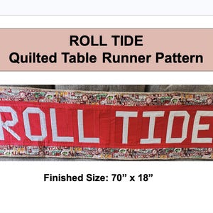 Puede incluir: Un camino de mesa acolchado rojo y blanco con las palabras "ROLL TIDE" en letras blancas grandes. El camino de mesa mide 178 cm de largo y 46 cm de ancho. El borde presenta un diseño estampado.