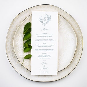 Szablon menu weselnego w kolorze przydymionego błękitu - początkowy herb, delikatne kwiaty w menu weselnym, karta menu kolacji ogrodowej, pobieranie cyfrowe, MAEVE