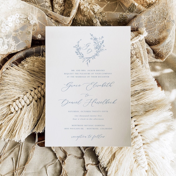 Modèle d'invitation de mariage bleu poussiéreux avec couronne botanique - carte monogramme modifiable, invitation élégante avec logo doux, téléchargement numérique, MAEVE