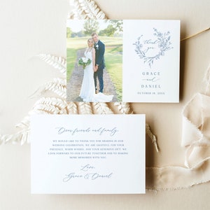 Modèle de carte de remerciement bleu poussiéreux avec photo et couronne de fleurs, carte de remerciement de mariage classique hiver, carte de correspondance modifiable bohème chic, MAEVE