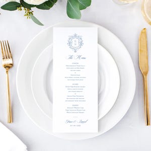 Modèle modifiable de menu de mariage - écusson initial baroque, menu du dîner de répétition, monogramme floral bleu poussiéreux, époque Régence, grande carte de menu, CORA