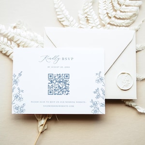 Modelo de cartão RSVP com código QR com flores azuis empoeiradas - Cartão de resposta de casamento minimalista, cartão de anexo editável, fonte de script elegante, MAEVE
