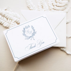 Modello di biglietto di ringraziamento per matrimonio vintage - biglietto di ringraziamento con logo monogramma blu polvere, biglietto modificabile con corona floreale e fiocco, ANET