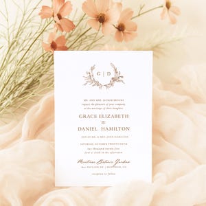 Modello di invito di nozze - Corona di fiori di campo, Biglietto modificabile con monogramma semplice, Logo botanico minimalista, Invito elegante con soldi antichi, JANE