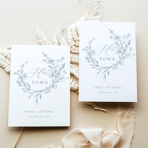 Plantilla de libro de votos de boda con corona floral - Tarjeta de votos doblada en azul polvoriento, votos de la novia, votos del novio, elegante folleto de recuerdo de votos, MAEVE