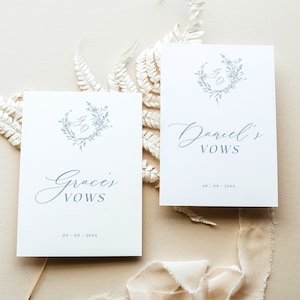 Plantilla de libro de votos de boda en azul polvoriento: tarjeta de votos plegada con monograma, votos de la novia, votos del novio, elegante folleto plegable, recuerdo de votos, MAEVE