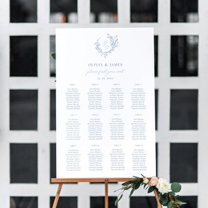 Monogram bruiloft zitplaatsen kaartsjabloon - stoffige blauwe bloemen tafelnummer stoel kaartbord, botanische krans, banner met elegant logo, MAEVE