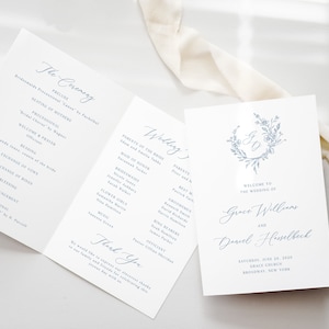 Dusty Blue Bi-Fold Hochzeit Programm Vorlage - 4 Seiten Monogramm Gefaltet Ordnungsdienst, Botanischer Kranz Elegante Broschüre Zeremonie A4, MAEVE