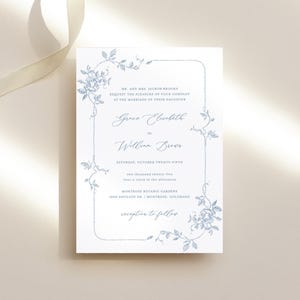 Modelo de convite de casamento com moldura de rosas francesas - convite elegante azul-poeira clássico, cartão botânico editável, flores vintage, ZOEY