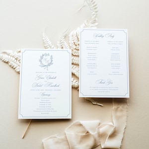 Plantilla de programa de ceremonia de boda con escudo inicial: monograma azul polvoriento editable, estilo victoriano, logotipo botánico elegante tarjeta 5x7, ANET