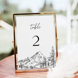 Modelo de número de mesa para casamento em floresta montanhosa com picos de pinheiros - Decoração de mesa para festa em estilo rancho, jantar de ensaio em preto e branco, cartão editável, ELIA