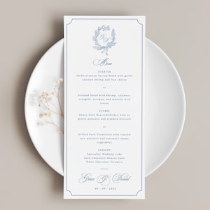 modèle de menu de mariage de style vintage avec couronne de fleurs - carte monogramme bleu poussiéreux classique, menu du dîner élégant grand logo botanique, ANET