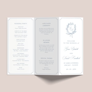 Dreifache Hochzeitsprogramm-Vorlage mit Blumenkranz - Dreifache Ordnung des Service, Staubblaues Monogramm, Vintage dreifache Kirchenbroschüre, ANET