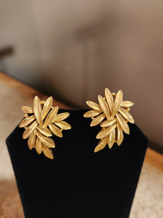 Trifari Gold Tone Vintage earrings - image 2