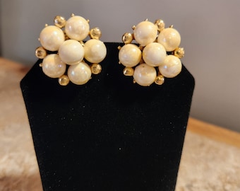 Vintage unsigned Faux Cluster Cream colored gold toned clip on earrings