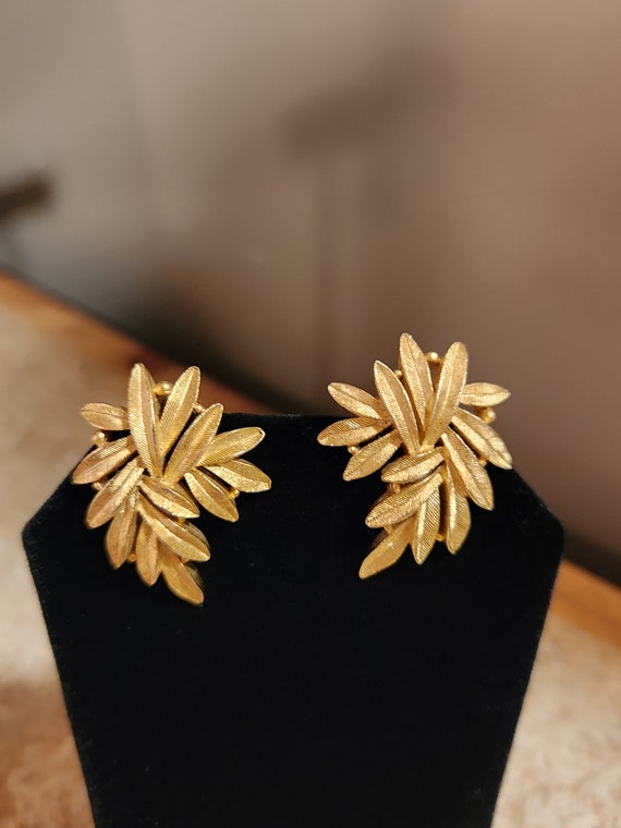 Trifari Gold Tone Vintage earrings - image 1