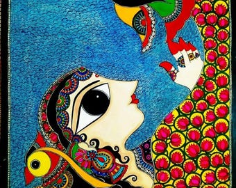 Può includere: Un dipinto colorato di una donna con occhi grandi e un uccello posato sulla sua spalla. Lo sfondo è un cielo blu con un sole giallo e un motivo di fiori rossi e gialli.