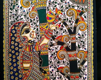Può includere: Un dipinto di arte popolare colorato che raffigura una donna con un vestito a motivi e un uccello appollaiato su un ramo d'albero. Il dipinto è realizzato in uno stile tradizionale con dettagli intricati e colori vivaci.