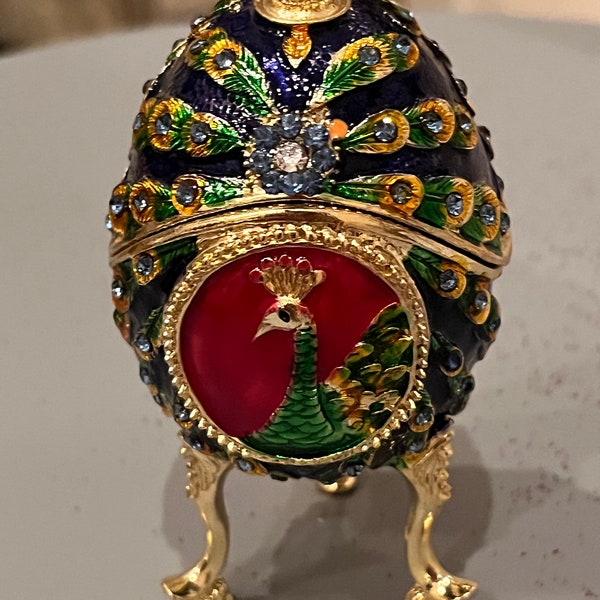 Oeuf de paon de belle couleur fabriqué dans un style fabergé traditionnel. Cristaux Swarovski paon à l'avant et à l'arrière de 3,5 pouces.