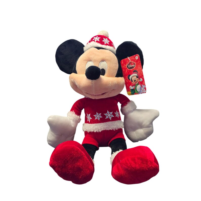 Op de afbeelding: Een pluche Mickey Mouse-pop met een rode kerstoutfit met witte sneeuwvlokaccenten en een bijpassende hoed. De pop heeft zwarte oren, een beige gezicht en witte handschoenen. Een Disney-label is bevestigd.