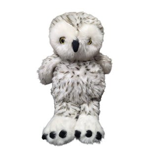 Può includere: Un peluche a forma di civetta delle nevi in morbida pelliccia sintetica maculata bianca e grigia, con testa arrotondata, grandi occhi gialli, un piccolo becco nero e due grandi piedi alla base con artigli neri ben visibili su sfondo bianco.