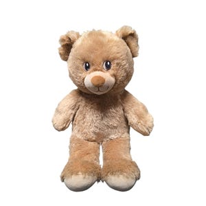 Könnte beinhalten: Ein hellbrauner Teddybär mit weicher, plüschiger Textur. Der Bär hat einen runden Kopf, kleine Ohren und eine aufgenähte Nase und Mund. Die Augen sind dunkel, und der Bär hat einen freundlichen Ausdruck.