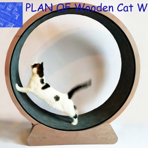 Può includere: Un gatto bianco e nero corre su una ruota per gatti in legno con una superficie di corsa nera e grigia. La ruota è montata su una base in legno. Il testo "PLAN OF Wooden Cat Wheel!" è in alto nell'immagine.