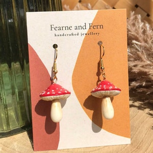 Pendientes colgantes de seta roja realista // Oro de 24 k / Hechos a mano / Verano mediterráneo / Regalo / Pendientes de seta / Cottagecore / Mushie