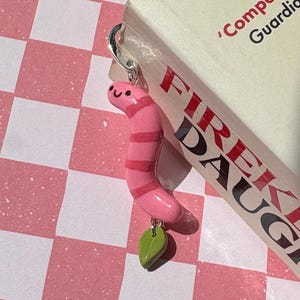 Marcapáginas de gusano / Arcilla polimérica / Colgante de gusano de libro adorable hecho a mano