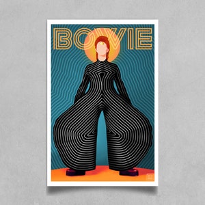 Może przedstawiać: Plakat z czarno-białym, paskowanym rysunkiem Davida Bowie w czarnym kombinezonie z żółtym słońcem za nim. Tekst "BOWIE" jest w żółtych literach na górze plakatu.
