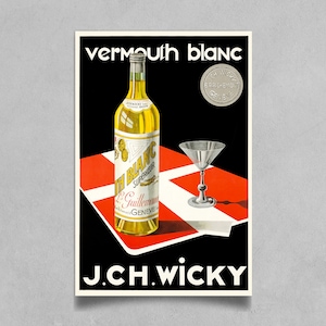 Könnte beinhalten: Eine Vintage-Werbung für J.C.H. Wicky Vermouth Blanc, mit einer Flasche des Getränks auf einer rot-weiß karierten Tischdecke. Der Text "Vermouth Blanc" ist in weißen Buchstaben auf schwarzem Hintergrund. Die Anzeige enthält auch ein silbernes Cocktailglas.