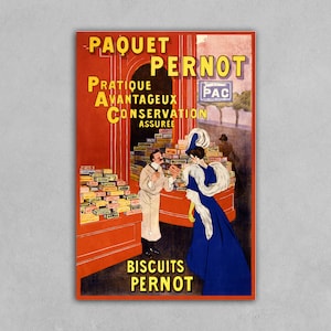 Puede incluir: Anuncio vintage para las galletas Paquet Pernot. El anuncio presenta a una mujer con un vestido azul y un sombrero blanco, y a un hombre con una bata blanca, ambos mirando un expositor de galletas. El texto del anuncio dice "Paquet Pernot", "Pratique Avantageux Conservation Assuree", "PAC", y "Biscuits Pernot".