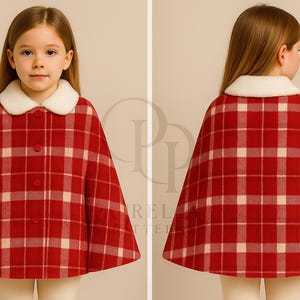 Puede incluir: Una capa a cuadros rojos y crema con cuello blanco y tres botones. La capa la lleva una persona joven. La capa tiene un patrón de cuadros clásico. Una prenda de abrigo elegante.