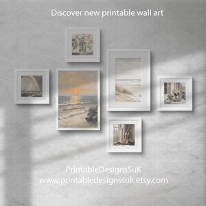Op de afbeelding: Een wandgalerij met zes ingelijste prints van verschillende onderwerpen, waaronder een bloemenstilleven, een zeegezicht, een strandscene en een stilleven met een viool. De tekst "Discover new printable wall art" staat bovenaan de afbeelding, en de tekst "PrintableDesignsSuK www.printabledesignssuk.etsy.com" staat onderaan de afbeelding.