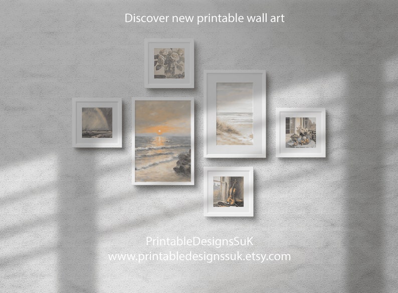 Op de afbeelding: Een wandgalerij met zes ingelijste prints van verschillende onderwerpen, waaronder een bloemenstilleven, een zeegezicht, een strandscene en een stilleven met een viool. De tekst "Discover new printable wall art" staat bovenaan de afbeelding, en de tekst "PrintableDesignsSuK www.printabledesignssuk.etsy.com" staat onderaan de afbeelding.