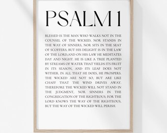 Pode incluir: Uma impressão de arte de parede imprimível em preto e branco com uma moldura de madeira. A impressão apresenta o texto "PSALM 1" em uma fonte grande no topo e uma passagem da Bíblia em uma fonte menor abaixo. A passagem diz: "Bem-aventurado o homem que não anda no conselho dos ímpios, nem se detém no caminho dos pecadores, nem se assenta na cadeira dos escarnecedores; mas o seu prazer está na lei do Senhor, e na sua lei medita de dia e de noite. Será como uma árvore plantada junto a cursos de água, que dá o seu fruto em seu tempo, e a sua folha não murcha; tudo o que faz prosperará. Não assim os ímpios; mas serão como a palha que o vento leva. Por isso os ímpios não se manterão no julgamento, nem os pecadores na congregação dos justos; porque o Senhor conhece o caminho dos justos, mas o caminho dos ímpios perecerá."